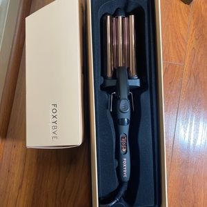 Foxybae Rose Gold Wavy Triple Waver.  3-barrel Titanium Crimper brand new